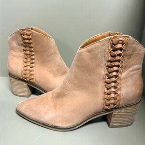 Lucky Brand Cosmio Women's Ankle Booties, 8.5M, Suede, Taupe EUC BRAIDED detail